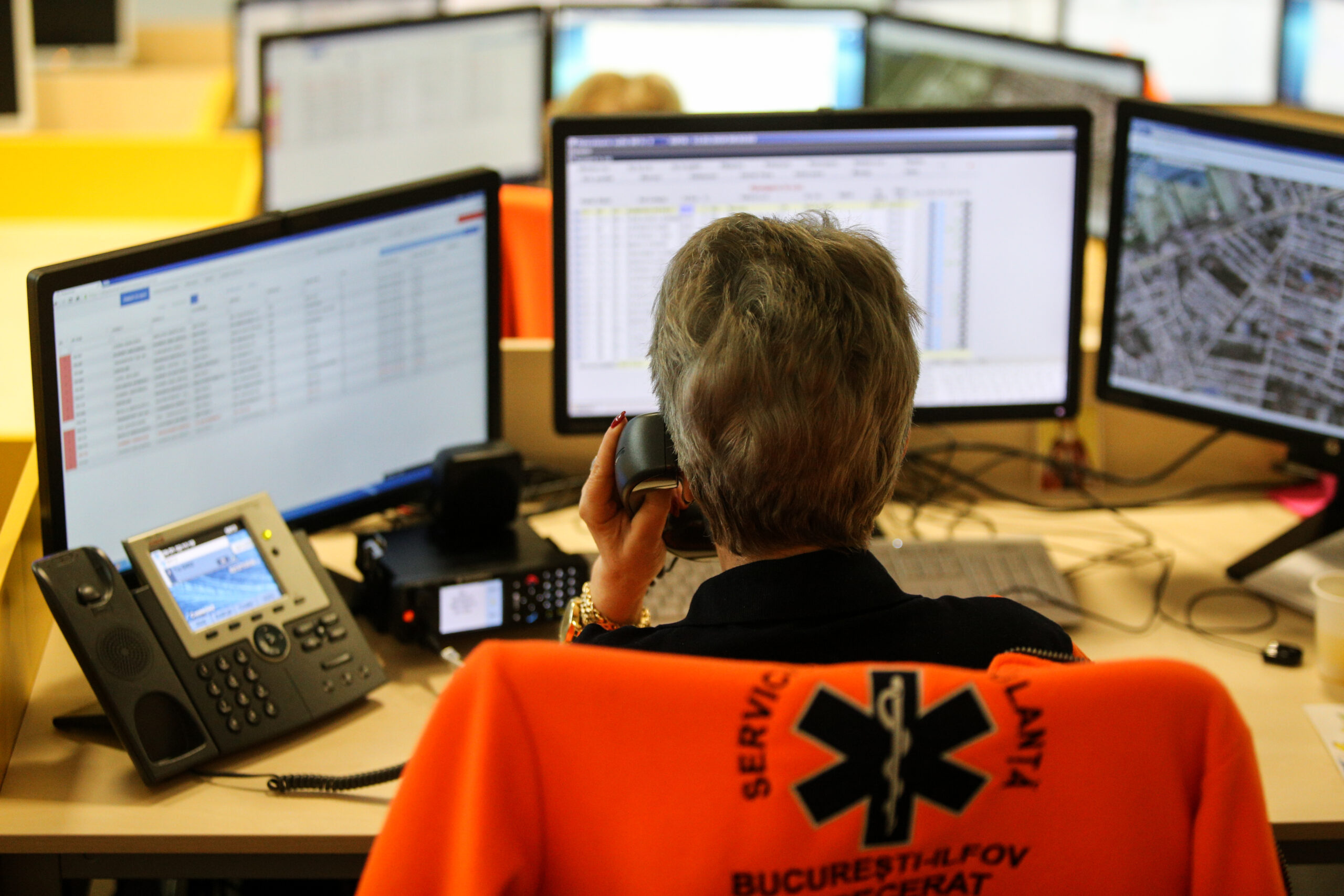 Dispatcher offering CPR instructions to a caller reporting an adult patient experiencing cardiac arrest.